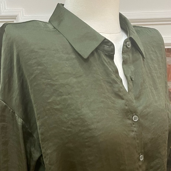 Long bishop sleeve olive green button down top / XS / Excellent condition - Picture 4 of 17